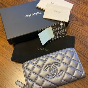 Authentic CHANEL Medium Zip Wallet (Siver/Blue)